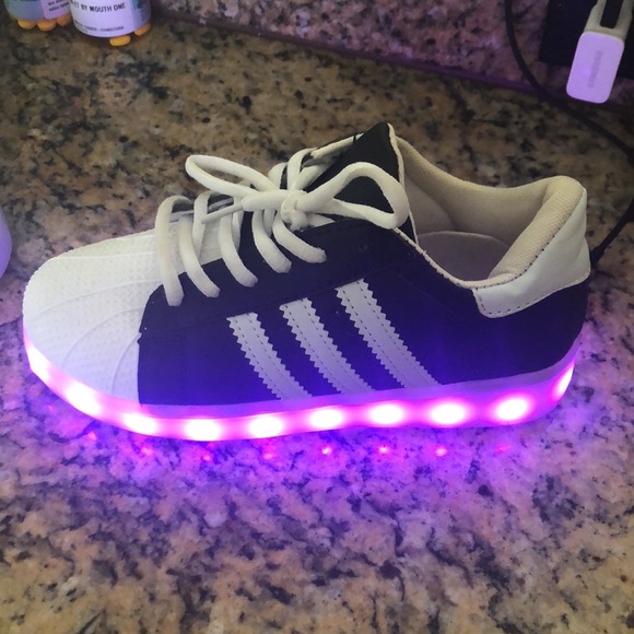 Cute boys and girl light up sneakers, and it changes colors - Picture 10 of 12